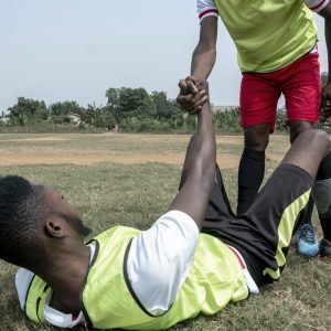joueur-de-football-assis-sur-le-terrain joueur-de-football-assis-sur-le-terrain